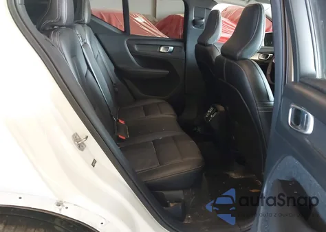 2020 Volvo Xc40 T5 Momentum z USA, uszkodzony, nr VIN YV4162UK4L2275919